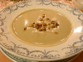 ein Teller mit Selleriecremesuppe